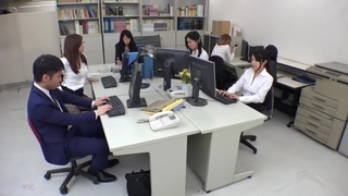 上 刚成年的班花同学聚会遭猥琐男同学灌醉后拖至私密房间肆意玩弄2个多小时 超清完整版
